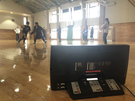 大学生ボランティアも参加する週次練習会の風景