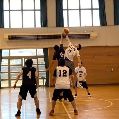 男子バスケットボールチームの試合風景