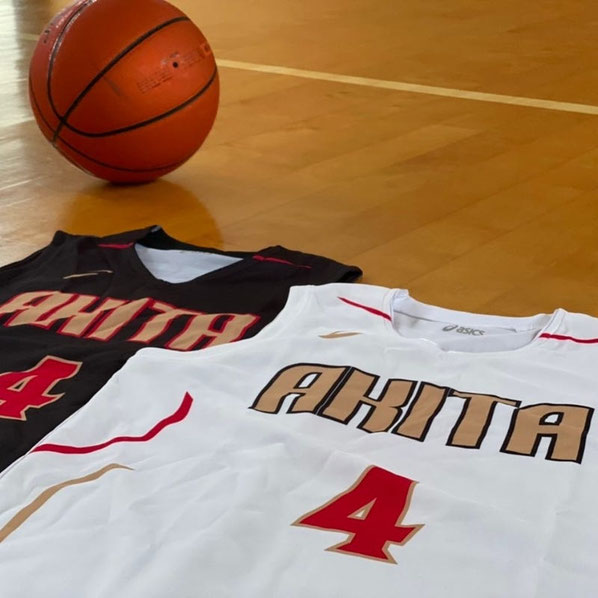 男子バスケットボールチームのユニフォームとバスケットボール