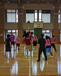 女子バスケットボールチームの試合風景